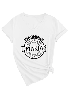 Détail du t-shirt blanc col en V avec imprimé textuel et noeud décoratif sur le bord inférieur