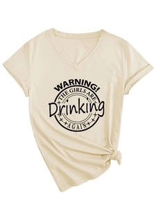 Détail d'un t-shirt en coton à col en V avec imprimé d'avertissement et nœud à l'ourlet