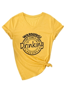 Détail du t-shirt jaune à col en V avec imprimé texte et nœud élégant à l'ourlet