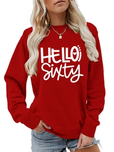 Detalle de sudadera roja de cuello redondo con texto Hello Sixty y collar colgante