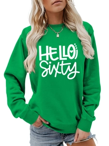 Detalle de la sudadera verde brillante Hello Sixty con letras blancas y puños elásticos