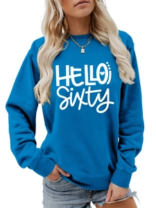 Detalle de sudadera azul Hello Sixty de cuello redondo con estampado tipográfico en blanco