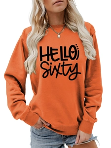 Detalle del estampado Hello Sixty en la sudadera casual de algodón naranja brillante de cuello redondo