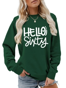 Detalle del estampado Hello Sixty en sudadera verde oscuro con puños acanalados y cuello redondo