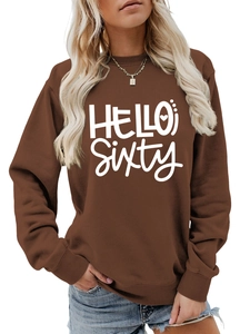 Detalle del estampado Hello Sixty y cuello acanalado en la sudadera marrón algodón