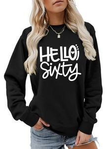 Detalle del estampado blanco HELLO SIXTY en la sudadera negra de cuello redondo para mujer