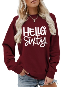 Detalle de puños acanalados y serigrafía en la sudadera burdeos Hello Sixty