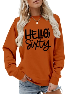 Primer plano de sudadera naranja de cuello redondo con estampado HELLO SIXTY negro
