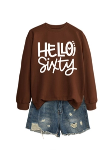 Detalle de sudadera HELLO SIXTY marrón oscuro con pantalones cortos vaqueros rotos