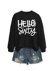 Vista plana de sudadera negra Hello Sixty y pantalones cortos vaqueros desgastados