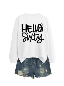 Detalle de la sudadera blanca HELLO SIXTY con pantalones cortos vaqueros desgastados