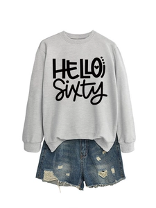 Detalle de la sudadera gris Hello Sixty con pantalones cortos de mezclilla rotos