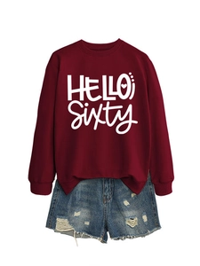 Conjunto de sudadera burdeos 'HELLO SIXTY' y pantalones cortos vaqueros desgastados