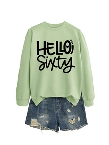 Vista plana de sudadera verde claro Hello Sixty y pantalones cortos vaqueros rotos de mujer