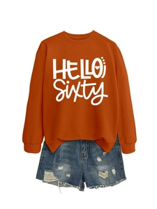 Detalle de sudadera naranja Hello Sixty con pantalones cortos vaqueros desgastados