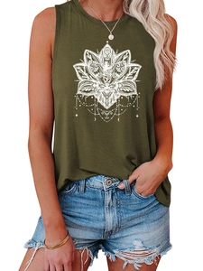 Dettaglio di canotta verde militare con stampa mandala bianca e motivo stile bohémien
