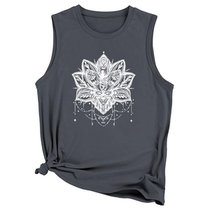 Dettaglio di un top grigio con stampa mandala loto bianco e design con nodo laterale