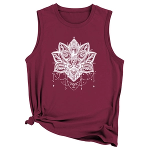 Dettaglio top senza maniche bordeaux con stampa mandala bianca e nodo laterale