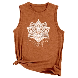 Dettaglio della canotta boho color caramello con stampa mandala bianca e nodo laterale