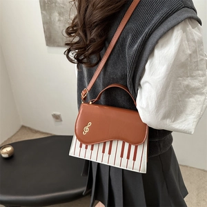 Sac à bandoulière marron et blanc à motif touches de piano et emblème note de musique