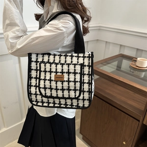 Thickened black and white checkered tote bag for lunch boxes with a vintage retro design