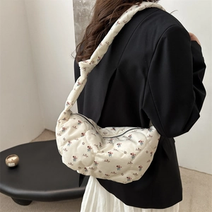 Sac hobo matelassé blanc cassé avec imprimé floral et large bandoulière souple
