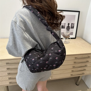 Sac bandoulière matelassé noir à fleurs blanches et imprimé texte stylé