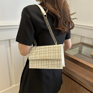 Elegante beige karierte Tweed-Schultertasche mit goldener Kette und Metallverschluss