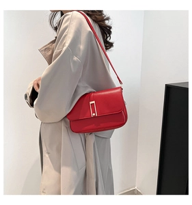 Detail der roten Lederschultertasche mit rechteckiger Silhouette und goldener Metallschnalle