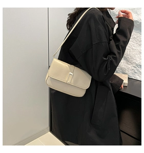 Detailansicht der minimalistischen cremefarbenen Ledertasche mit silberner Schnalle