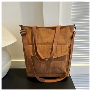 Dettaglio della texture della borsa tote in velluto a coste marrone con tracolla regolabile