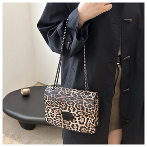 Détail d'un petit sac carré à imprimé léopard avec bandoulière en chaîne gris anthracite