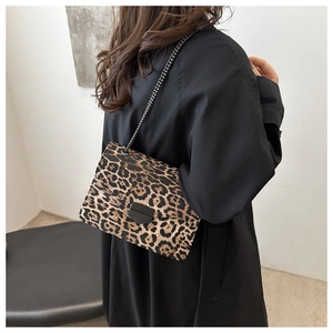Détails du sac à bandoulière léopard tendance avec chaîne et fermoir noir mat