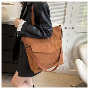 Borsa tote in velluto a coste marrone su modella con tracolla regolabile e tasca