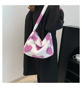 Modell mit einer flauschigen Tragetasche mit rosa Herzmuster und weicher Plüsch-Textur