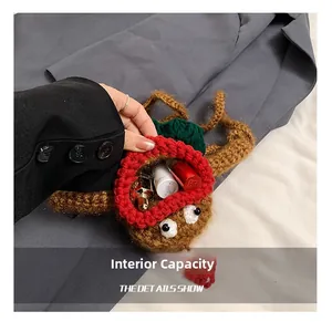 Détail de la capacité interne du sac renne tricoté pour rouges à lèvres et petits objets