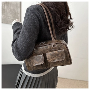 Dettaglio della borsa a spalla marrone vintage con ecopelle testurizzata e doppie tasche