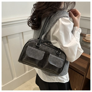Dettaglio della borsa a spalla vintage grigio antracite con tasche a patta e anelli argento