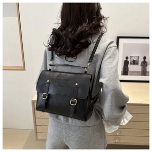 Détail du sac à dos vintage en cuir PU noir avec boucles dorées et logo lucky LHCD Smu