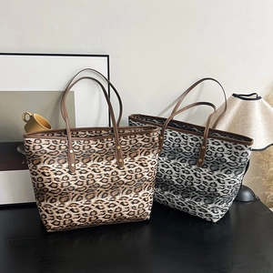 Grand sac cabas léopard en marron et gris avec des poignées en cuir élégantes
