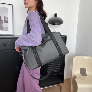 Borsa da viaggio grigia impermeabile di grande capacità con cinghie e fibbie nere