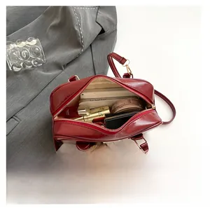 Vista interior del bolso bandolera rojo brillante con gran capacidad para objetos diarios