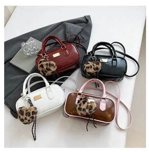 Colección de bolsos estilo Boston en cuatro colores con colgantes de corazón de leopardo