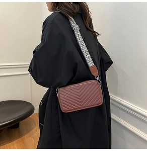 Petit sac à bandoulière matelassé marron avec large sangle géométrique tendance