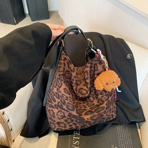 Women Leopard Print Tote Bag Faux Suede Hobo Shoulder Bag Large Capacity Retro Handbag With Plush Dog Pendant