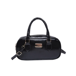 Bolso Boston de charol negro brillante con herrajes dorados y correa ajustable