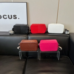Sacs bandoulière matelassés pour femmes avec larges bretelles à motifs géométriques