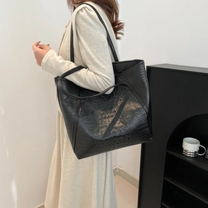 Retro black tote bag with crocodile pattern and large capacity for daily commuting