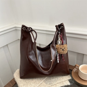 Sac Fourre-tout Minimaliste Urbain en Cuir PU Pour Femmes Grande Capacité Sac à Épaule Hobo Avec Pendentif Ours Mignon Décontracté Quotidien
