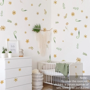 Détail de stickers muraux marguerites jaunes et fougères dans une chambre chaleureuse